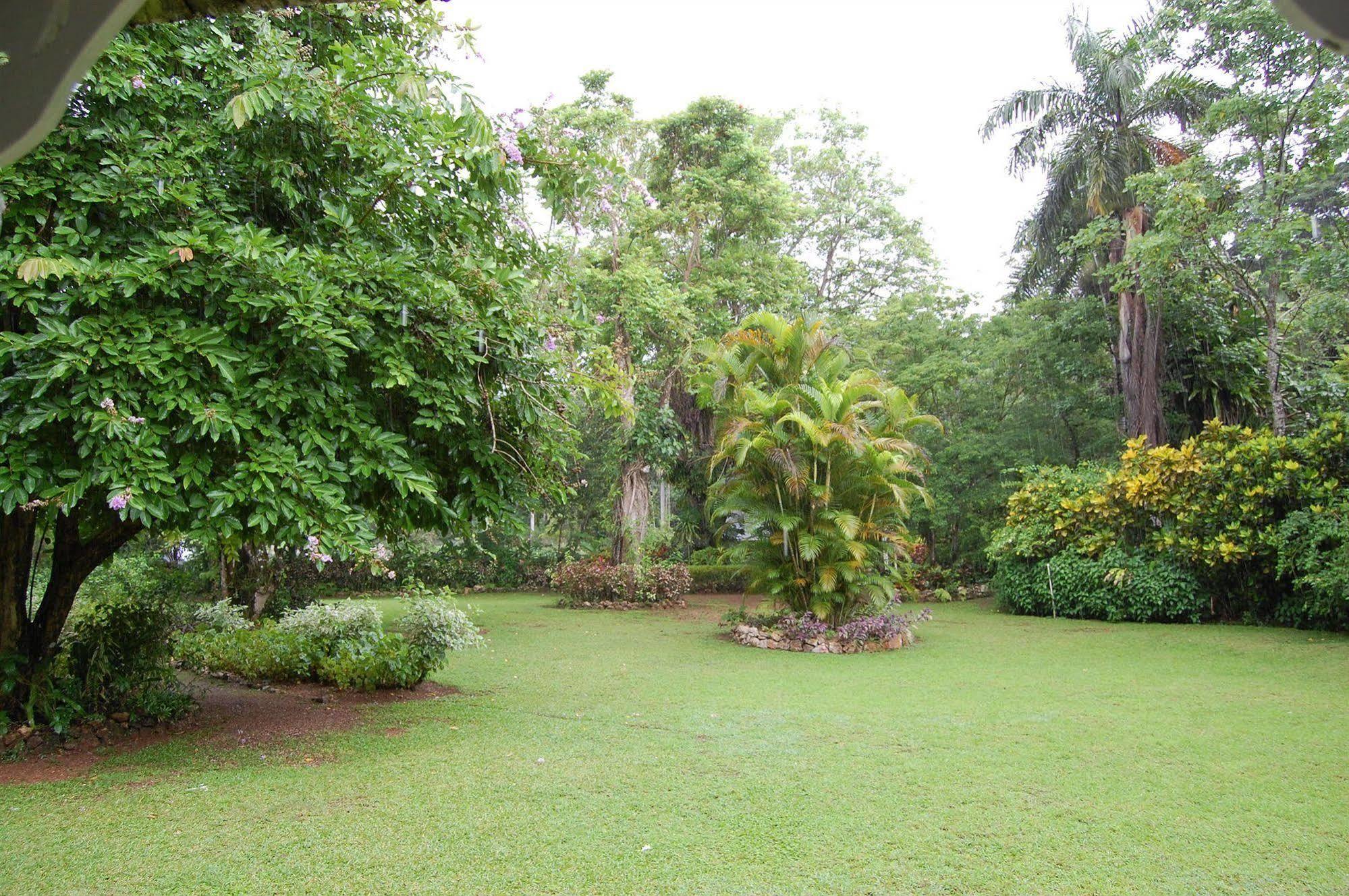 Inn At Shaw Park Gardens & Waterfalls โอโชรีโอส ภายนอก รูปภาพ